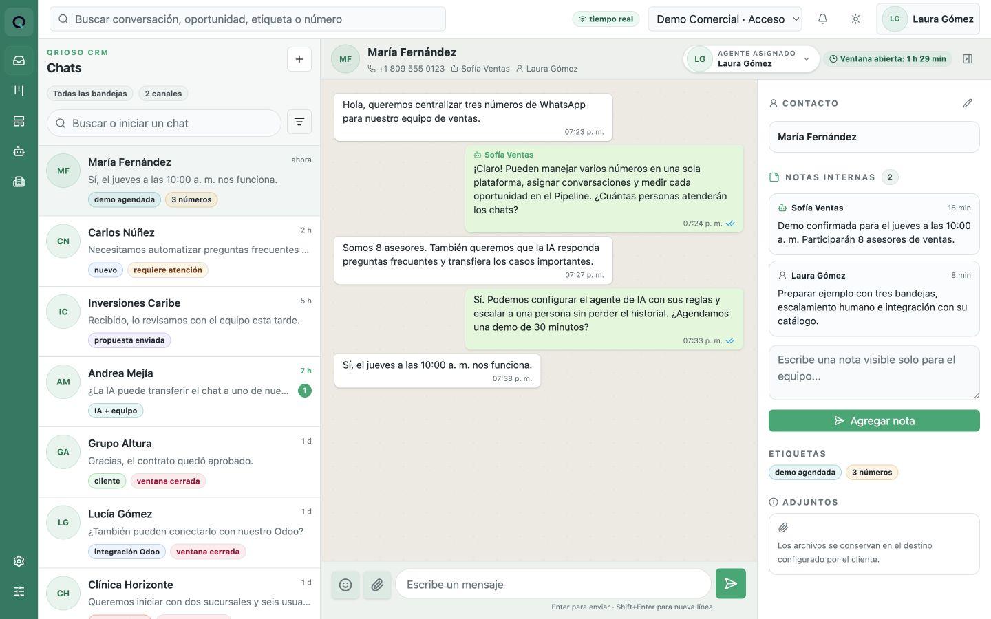 Bandeja real de Qrioso CRM con una conversación comercial simulada, agente de IA, notas y etiquetas.